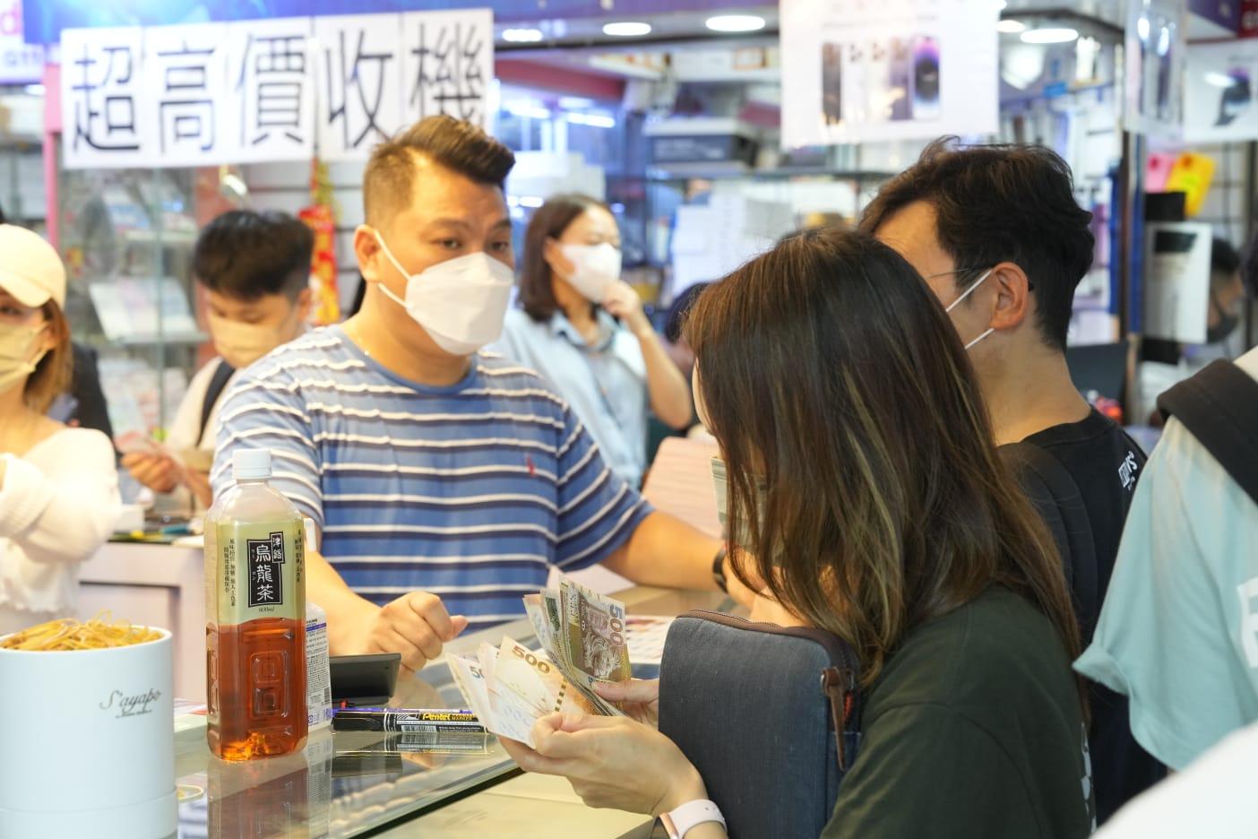 Apple iPhone 14 Pro系列開售，大批巿民到旺角先達廣場放機。(陳奕釗攝)