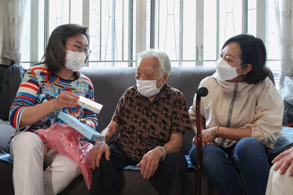 楊何蓓茵(左)昨聯同民政及青年事務局長麥美娟(右)，向90歲的談婆婆(中)解說接種新冠疫苗的好處，最終談婆婆今日親自到流動疫苗接種站打針。(資料圖片)