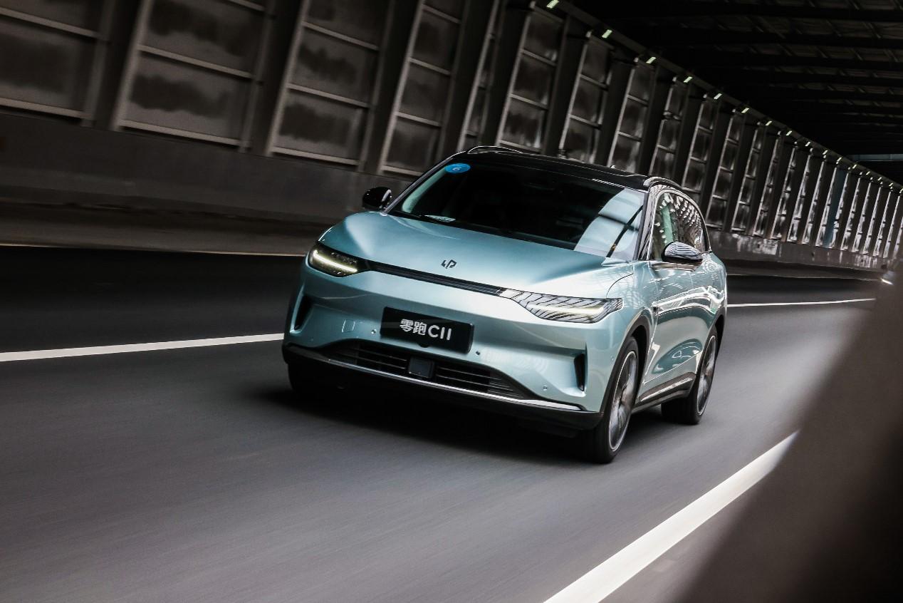 兩新股首掛齊潛水　零跑汽車最多逾4成