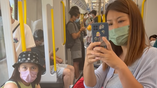 兩名女子要求乘客讓座而起衝突。(影片截圖)