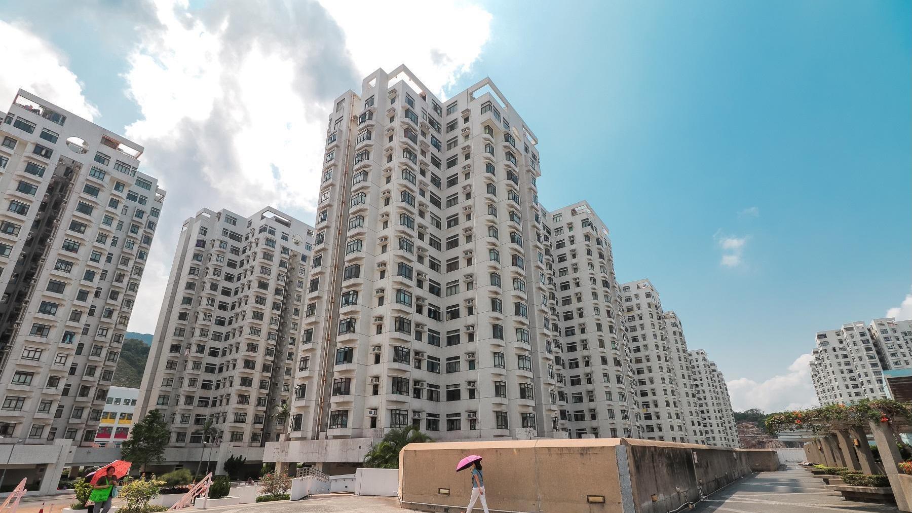 杏花村高層改則兩房少海景單位，放盤一年，近日終以850萬元售出，累減多達300萬元，呎價更低見13,821元。