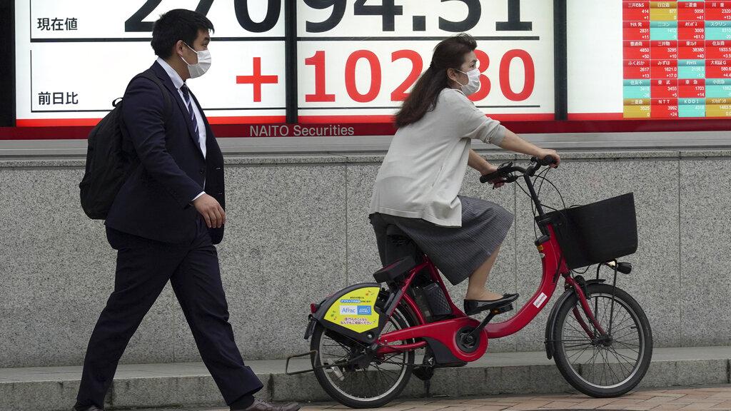 踏入秋季，東京氣溫下降，民眾都添衣保暖。(美聯社)