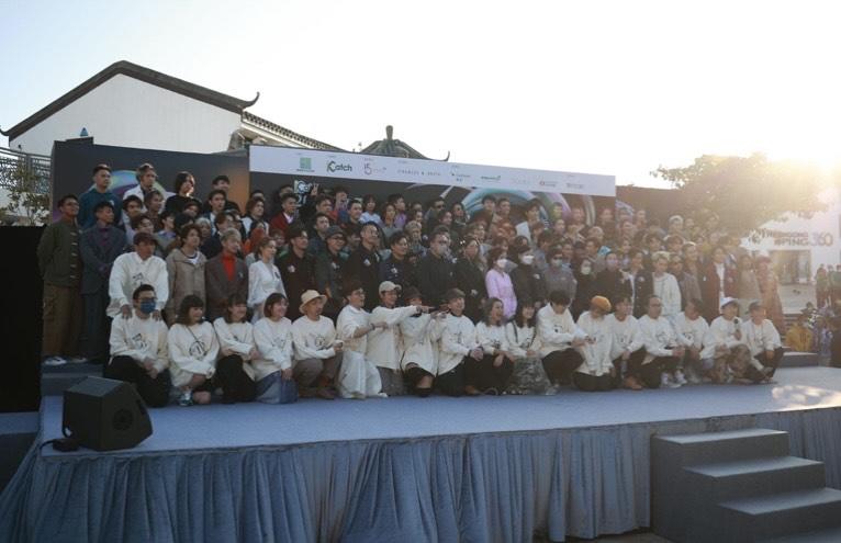 叱咤頒獎禮記招｜鏡粉自組旅遊巴前往昂坪 撐MIRROR 首度全員亮相