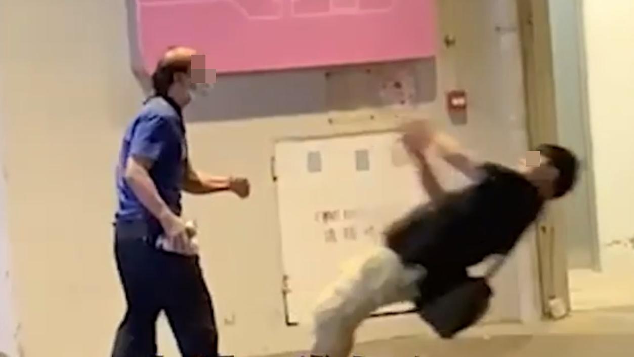 屯門2男為瑣事爭執，躁漢一拳KO短褲男。(網上影片截圖)