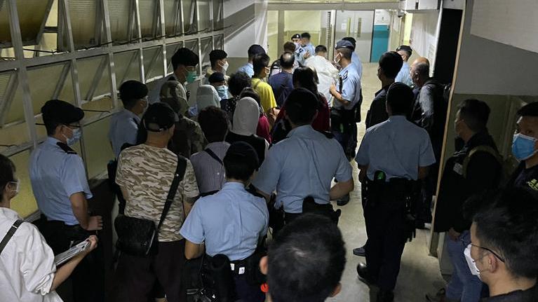 九龍灣工廈搗破非法百家樂賭檔，拘捕女負責人及18賭客。(警方圖片)