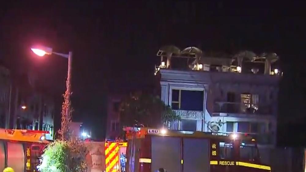 元朗八鄉村屋起火，8人5狗險葬火海全部獲救送院。(電視截圖)