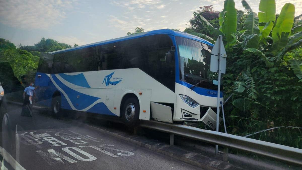 西貢公路旅遊巴失控鏟上防撞欄，司機昏迷送院。(香港突發事故報料區(新版)@FB)