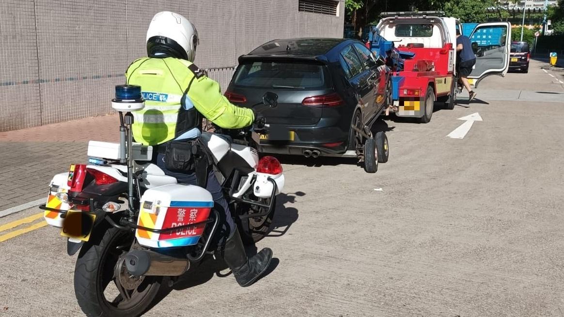 東九龍打擊違泊，發2032張牛肉乾拖走4車。(警方資料圖片)