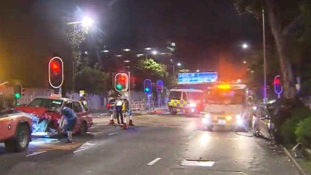 九龍塘的士撼私家車，2司機一度被困清醒送院。(電視截圖)