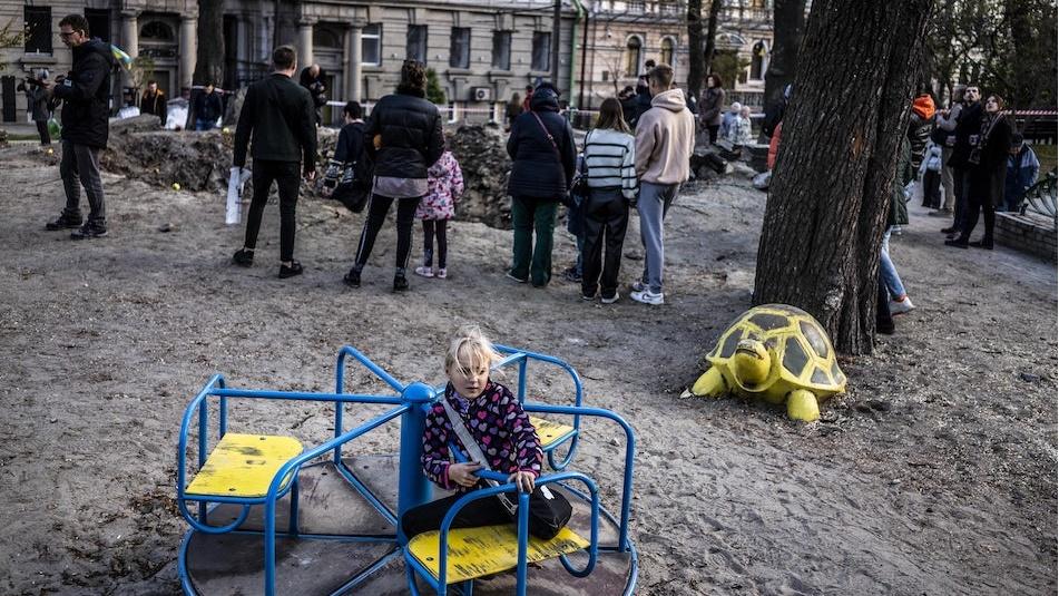 烏克蘭多處續受俄軍攻擊，赫爾松親俄官促居民撤離。(Twitter)