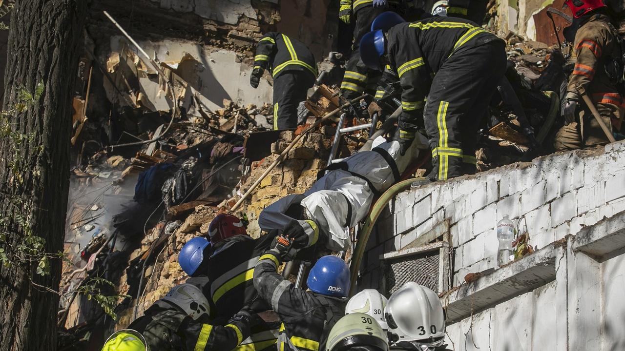 烏克蘭續受俄無人機攻擊，三成發電廠受損。(AP)