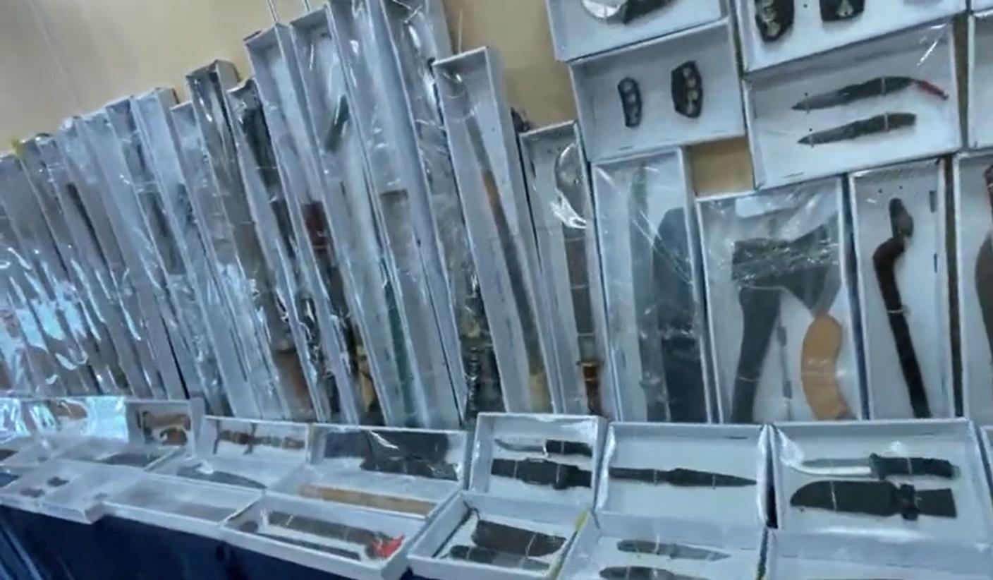 警方展示檢獲的武器。(警方fb影片截圖)