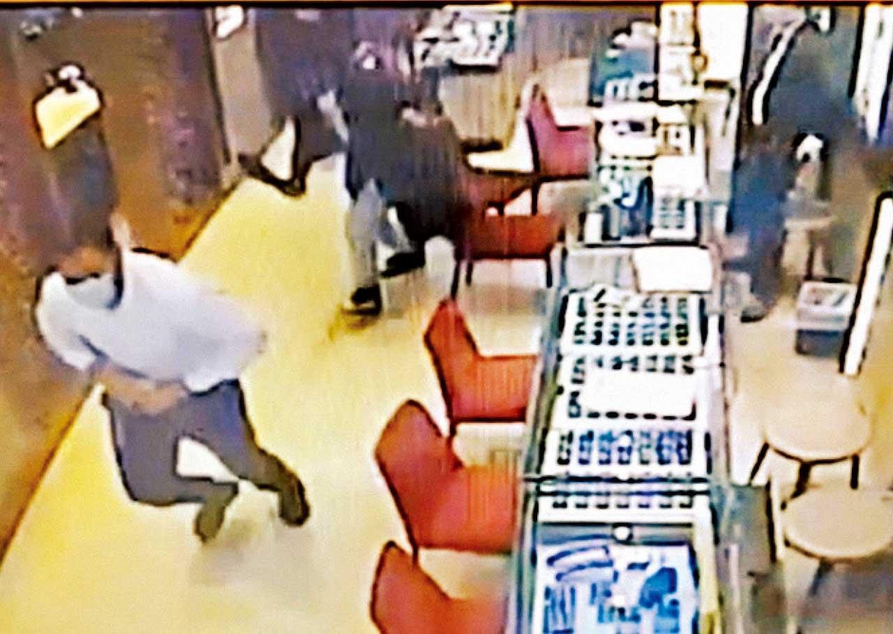 尖沙咀珠寶店2000萬頸鍊劫案，3名非華裔男女被捕，當中1人明日提堂。(資料圖片)