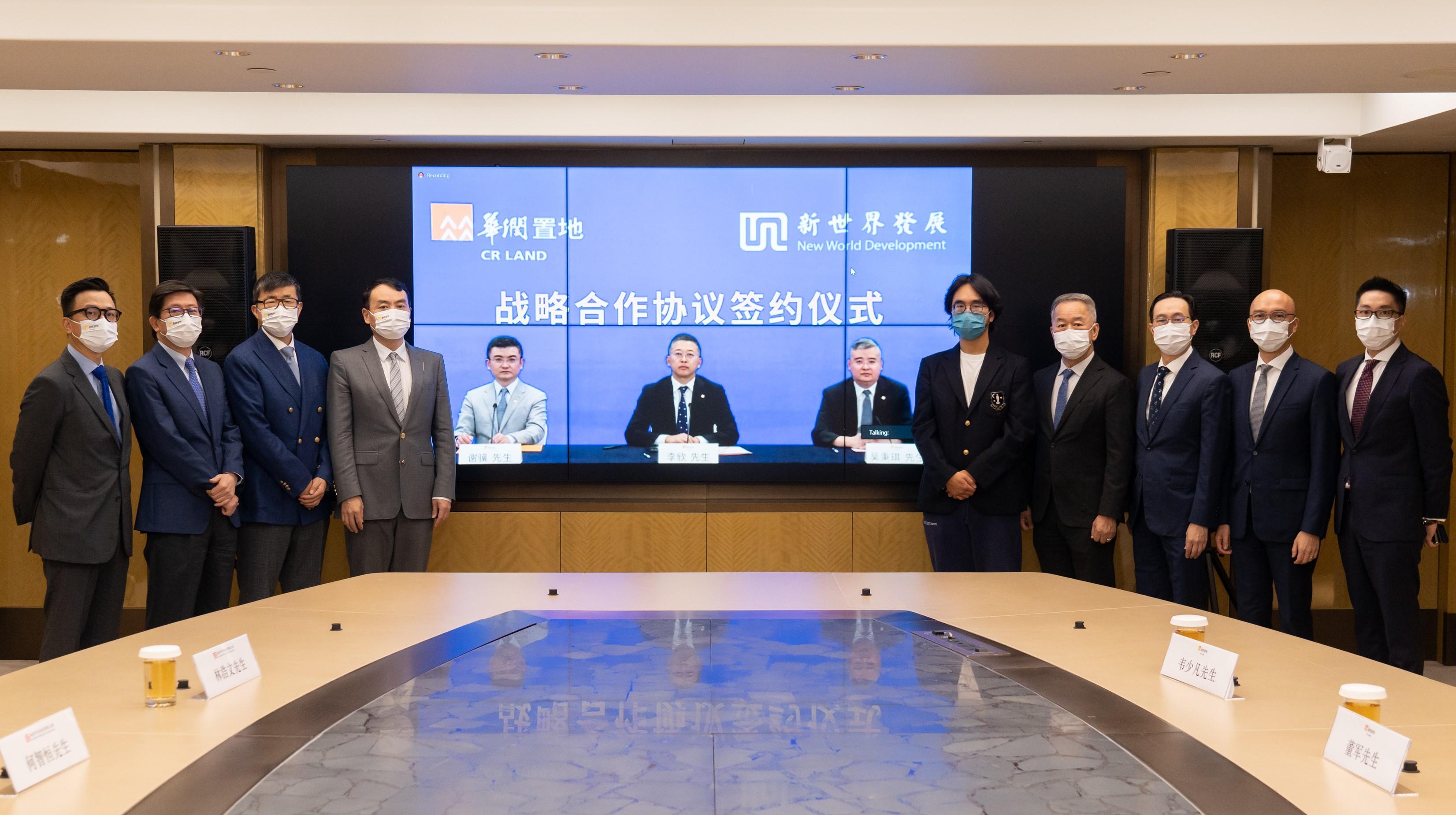新世界行政總裁鄭志剛博士(右五)與華潤置地董事會主席李欣先生(左六)簽署戰略合作協議。(新世界圖片)