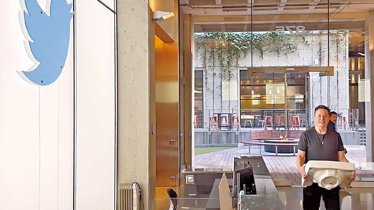 收購期限今屆滿 馬斯克托洗手盆 入Twitter總部