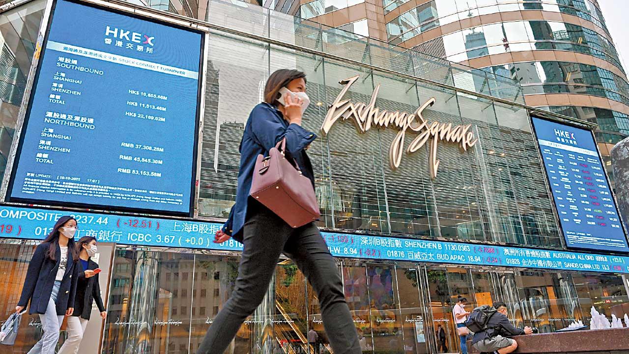 連失四關｜港股估值逼海嘯底 長線資金出手 ETF吸資