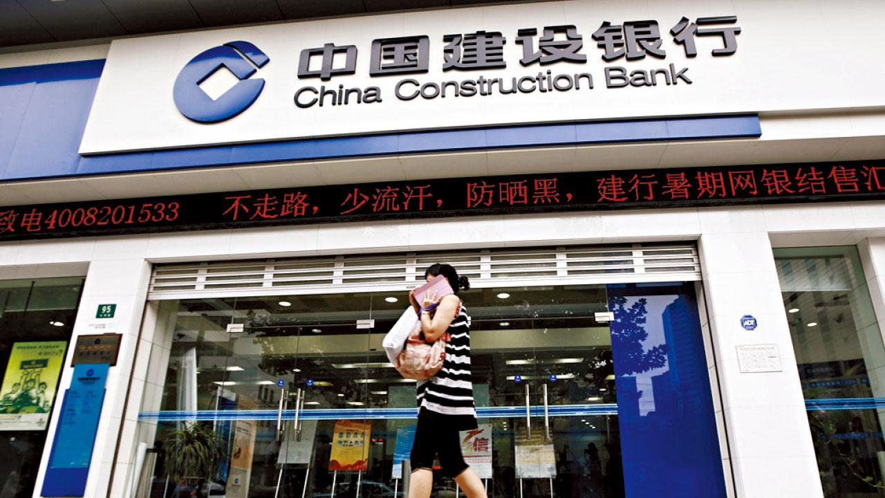 內房與內銀股價反向而行？