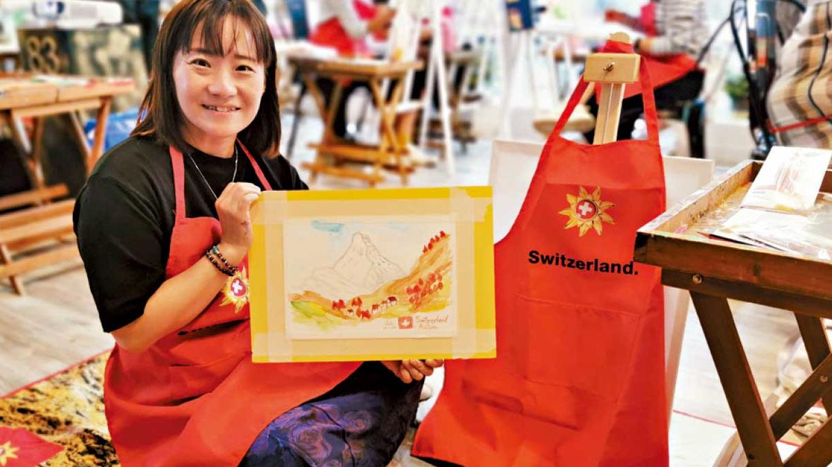 瑞士賞秋色 鯊魚飛上天