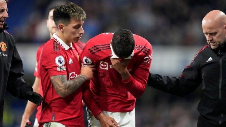 法國國腳中堅華拉尼在一次攔截傷膝掩面痛哭提早離場