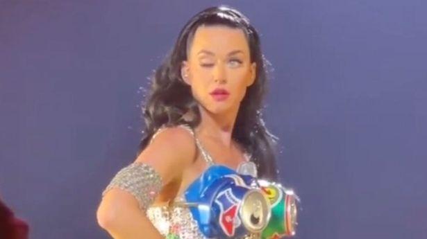Katy Perry演唱期間眼皮下垂疑面癱