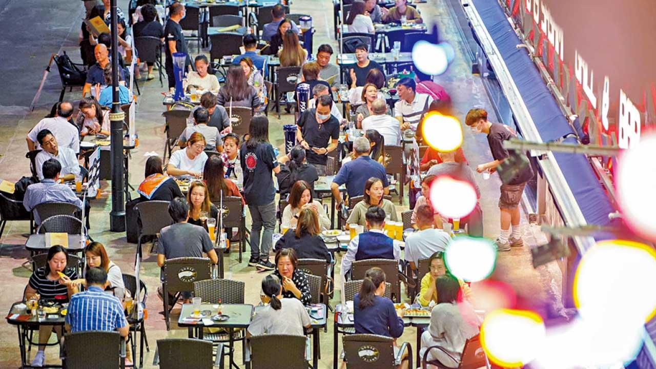 11.3放寬防疫 酒吧無時限 迎下月世界盃 燒烤場重開 台上大合照可除口罩