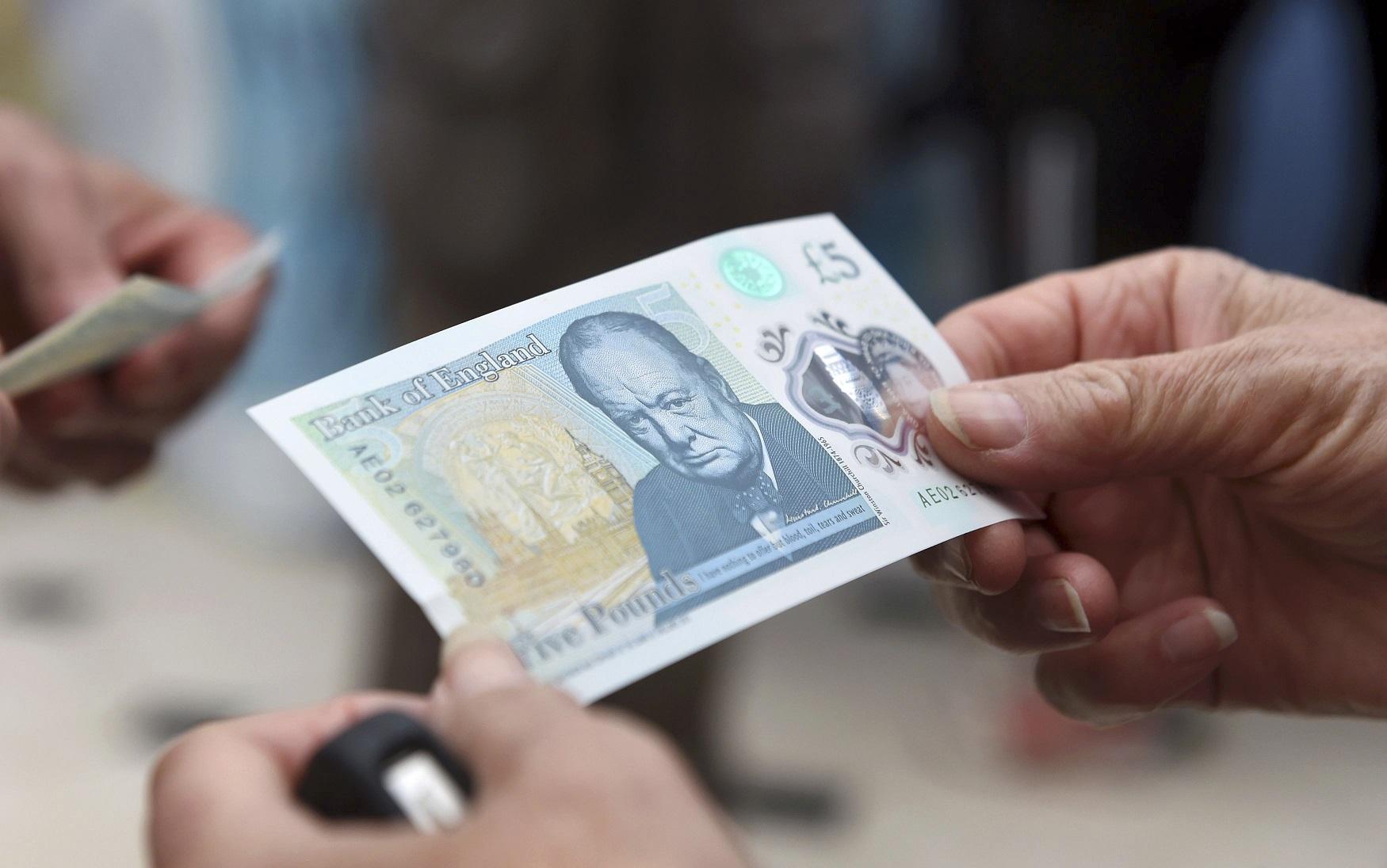 10月港股曾跌穿17000點 博反彈留意牛證