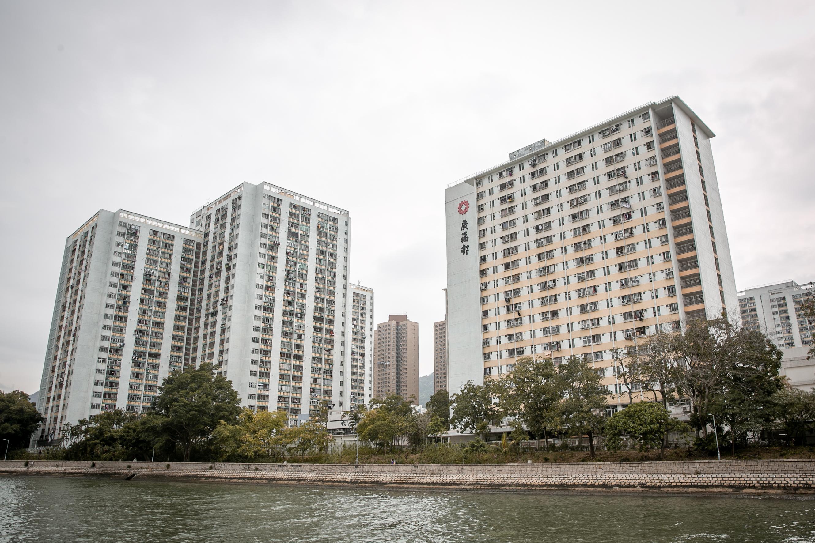 老翁疑大埔廣福邨墮樓　倒卧球場不治