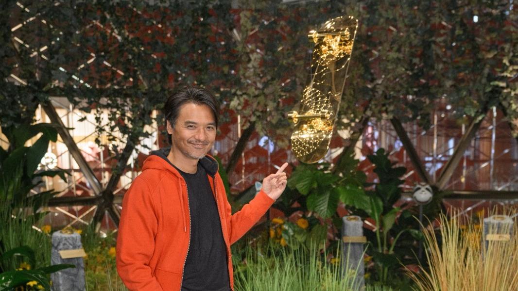 馮德倫返港現身活動 欣賞24K鍍金滑板