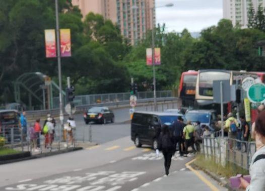 女子馬鞍山過馬路遭客貨Van撞倒 送院救治