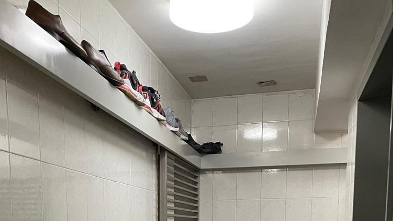 有網民批評鄰居把鞋子放到鐵閘頂，危害行經鄰居的安全。(網民Gladys Leung@FB群組「南區之友 2.0」)