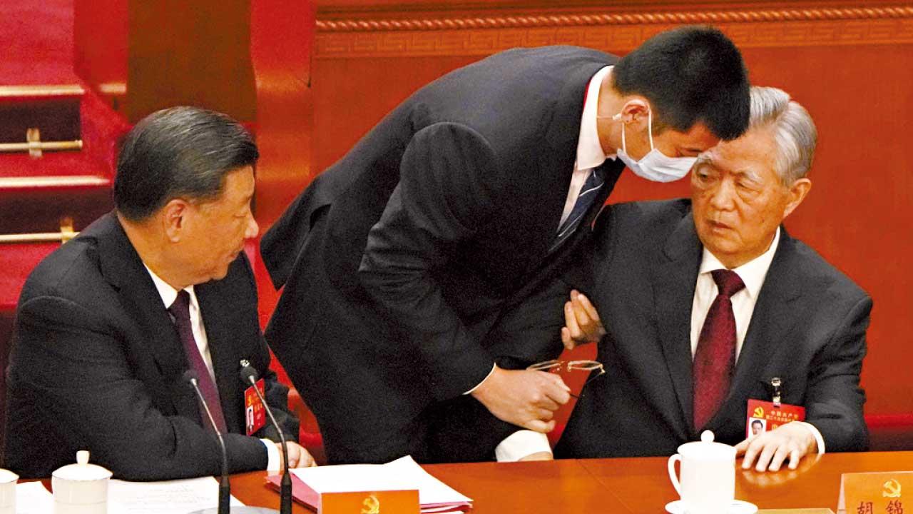 二十大閉幕會胡錦濤離場惹揣測  新華社：身體不適