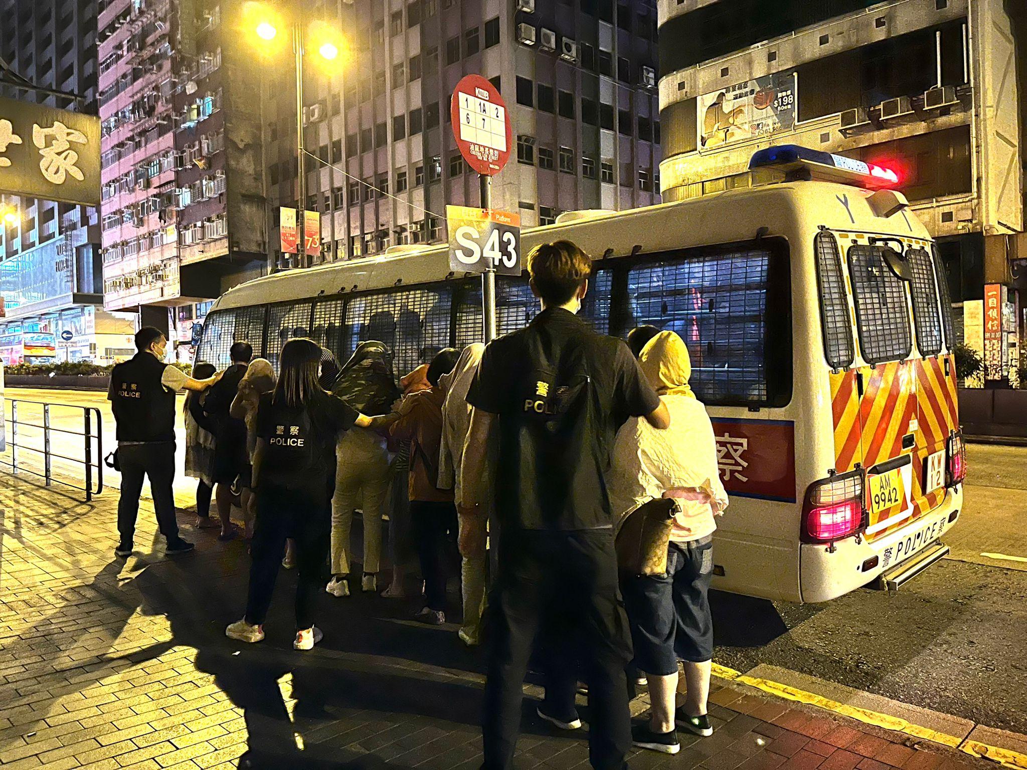 警搗破非法網上百家樂賭檔拘14人檢籌碼賭枱