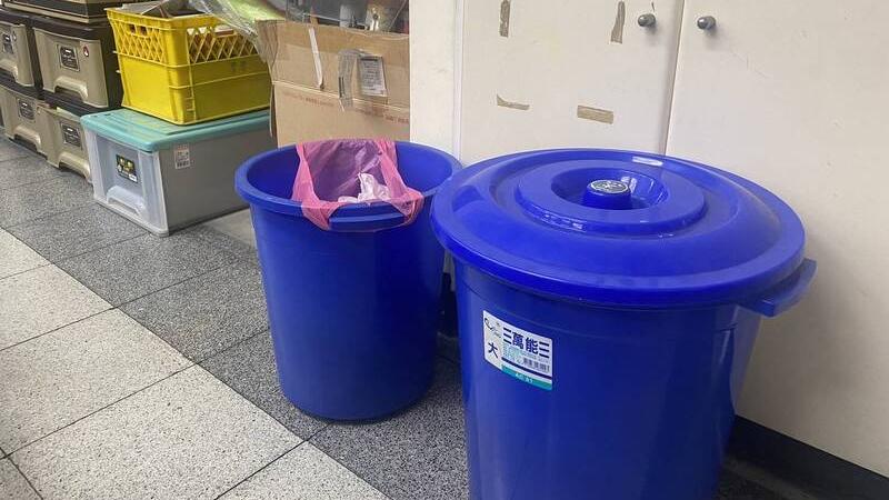 女童在學校課室翻垃圾桶找食物被老師發現，才揭發這宗虐童慘案。(互聯網)