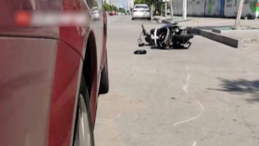 徐男駕車將張男撞倒後報警。(互聯網)