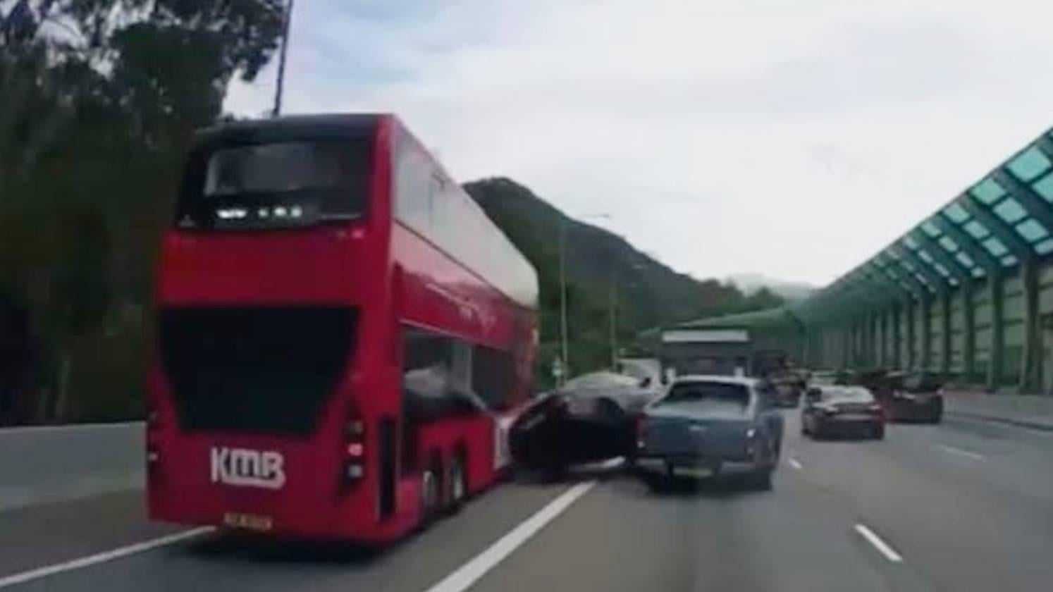 屯門公路3車串燒　私家車「偷雞」切入巴士專線捱撞(有片)