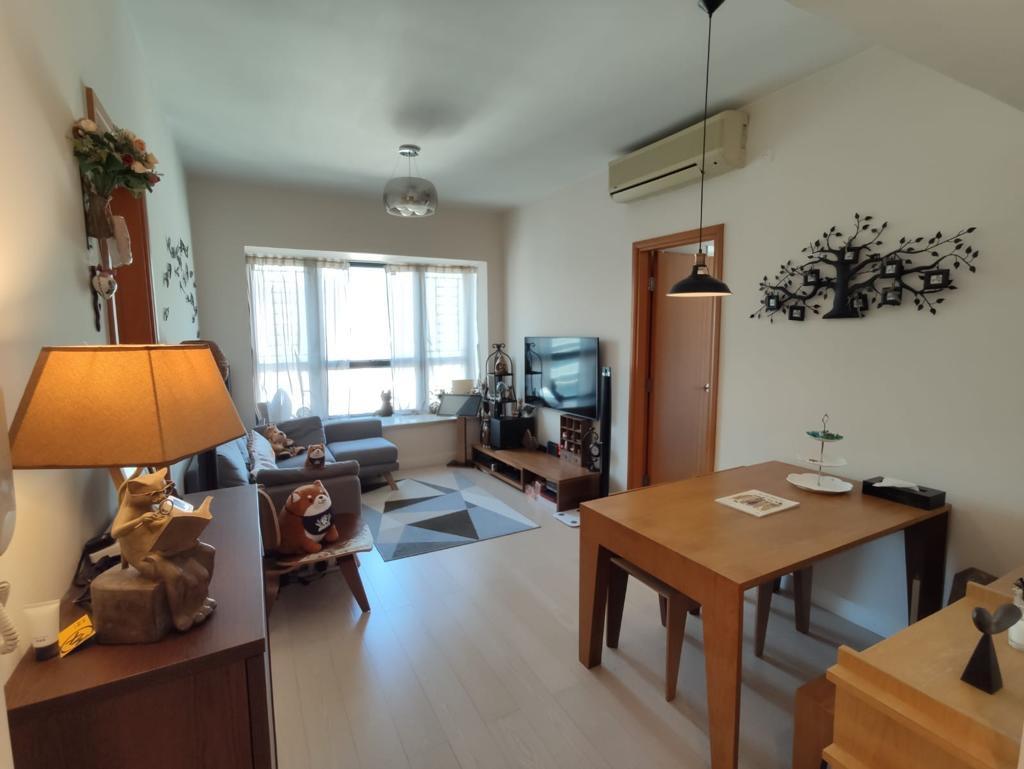 長方形開則大廳，裝修和布置簡約中見品味。