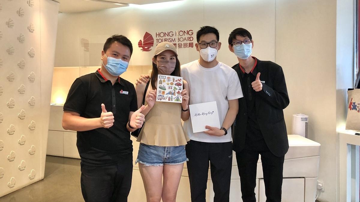 單先生(右二)和鄭小姐(左二)因疫情分隔異地多時，最終選擇在香港相見。(旅發局提供)