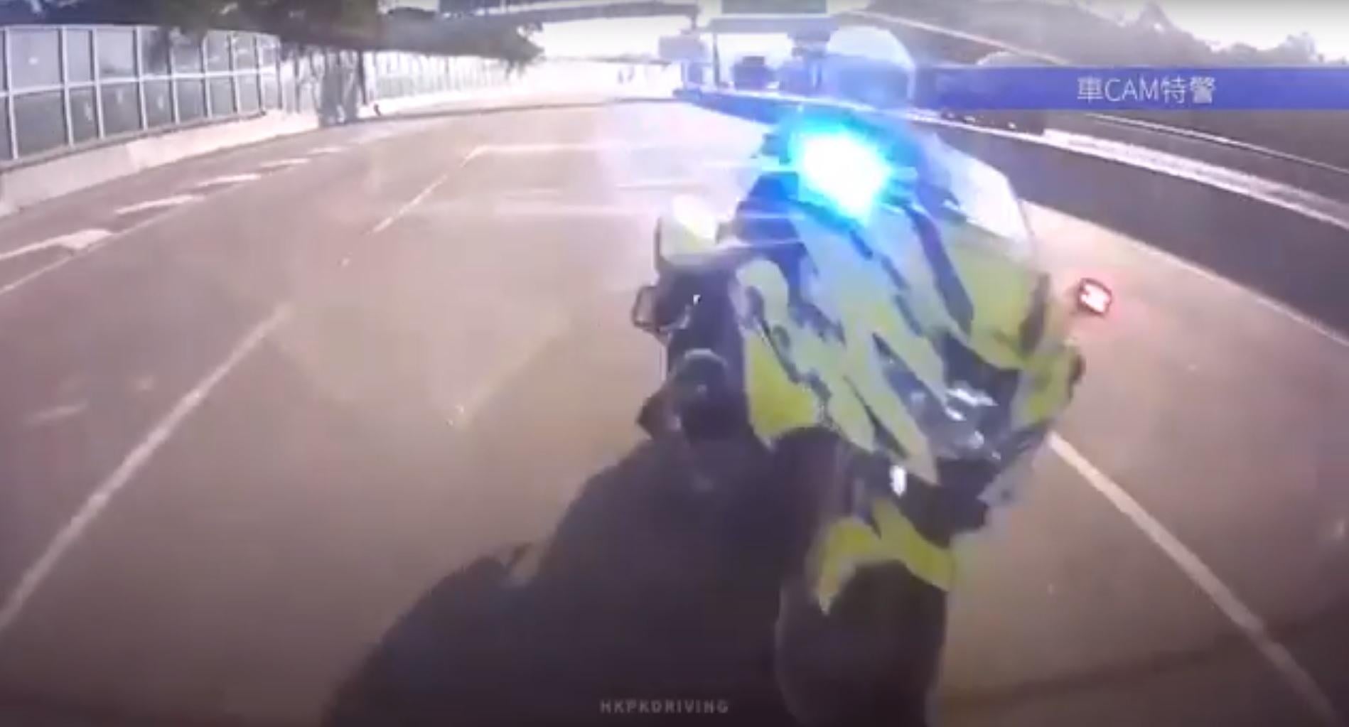 車Cam直擊｜交通警疑趕路 元朗公路自炒私家車車尾倒地受傷