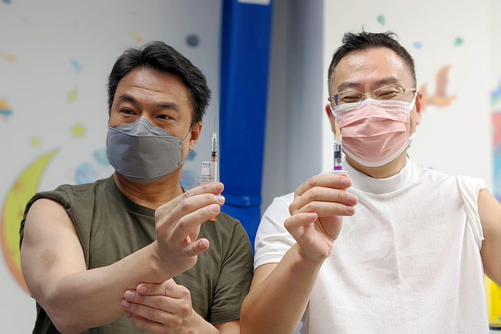 郭寶賢(左)表示，市民可同時在社區疫苗接種中心網上系統，預約接種新冠疫苗及流感疫苗。