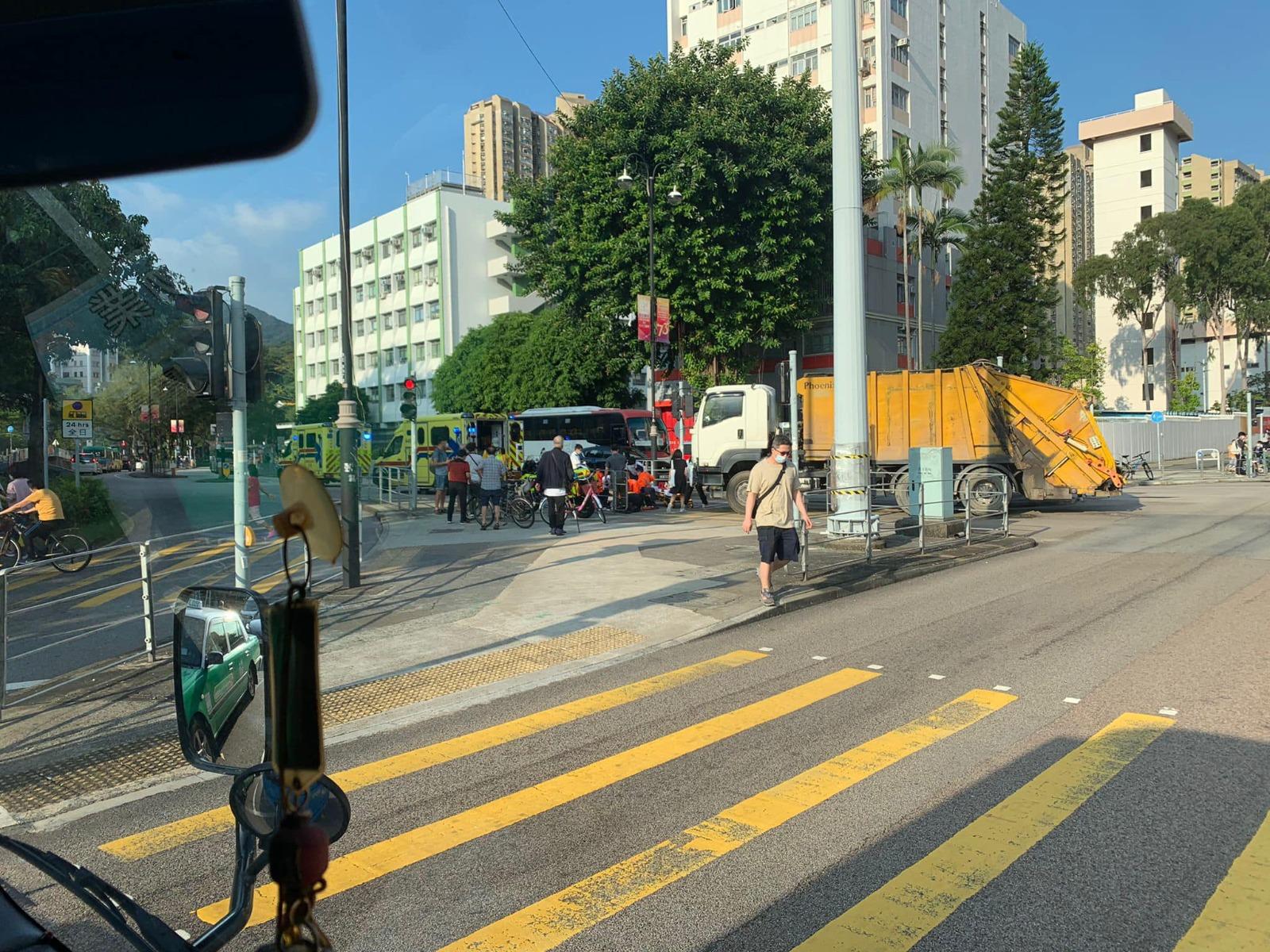 一輛垃圾車在大埔太和路轉入汀角路時將老翁撞倒，流血昏迷