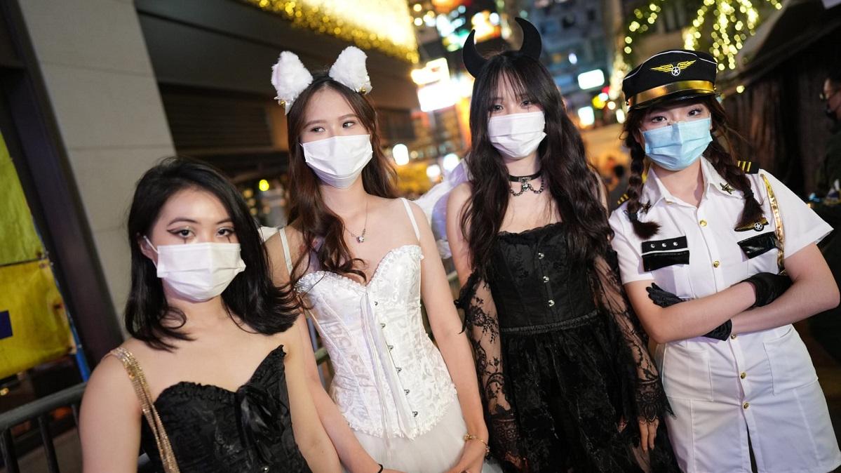 蘭桂坊在萬聖節前的周日愈夜愈多人，不少都經過悉心打扮。(陳奕釗攝)