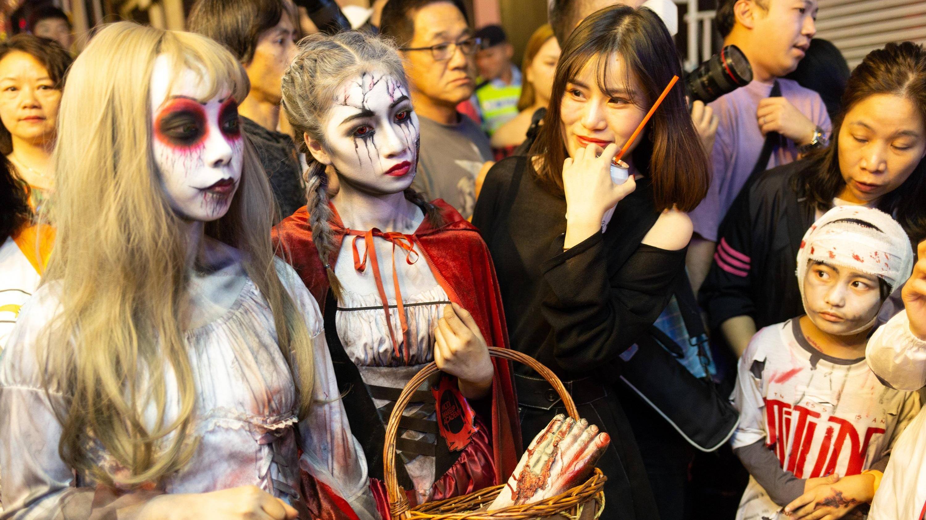 蘭桂坊今晚起一連5日採人潮管制　籲「嘩鬼」勿攜利器及仿製槍道具