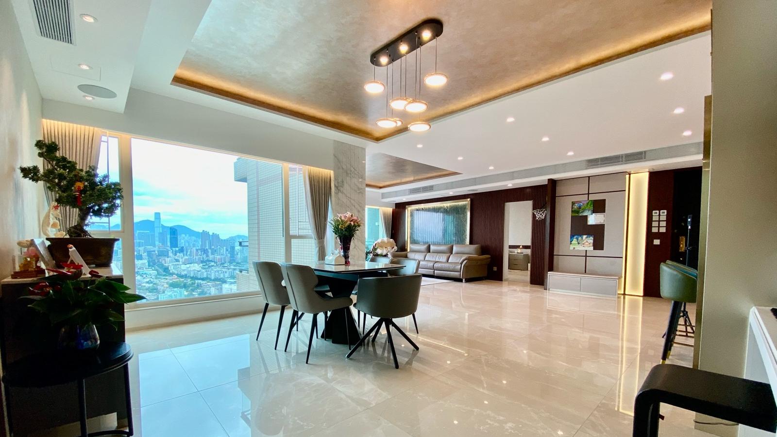 超闊落的L型巨廳，附有落地大窗，窗外市景一覽無遺。