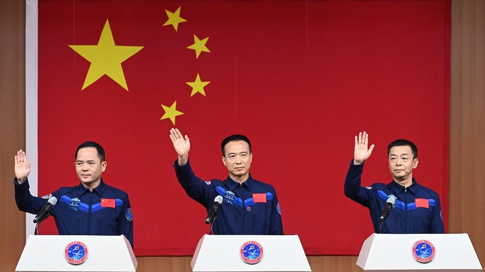 神舟十五號太空人費俊龍(中)、鄧清明(右)及張陸(左)將於明晚升空。(中新社)