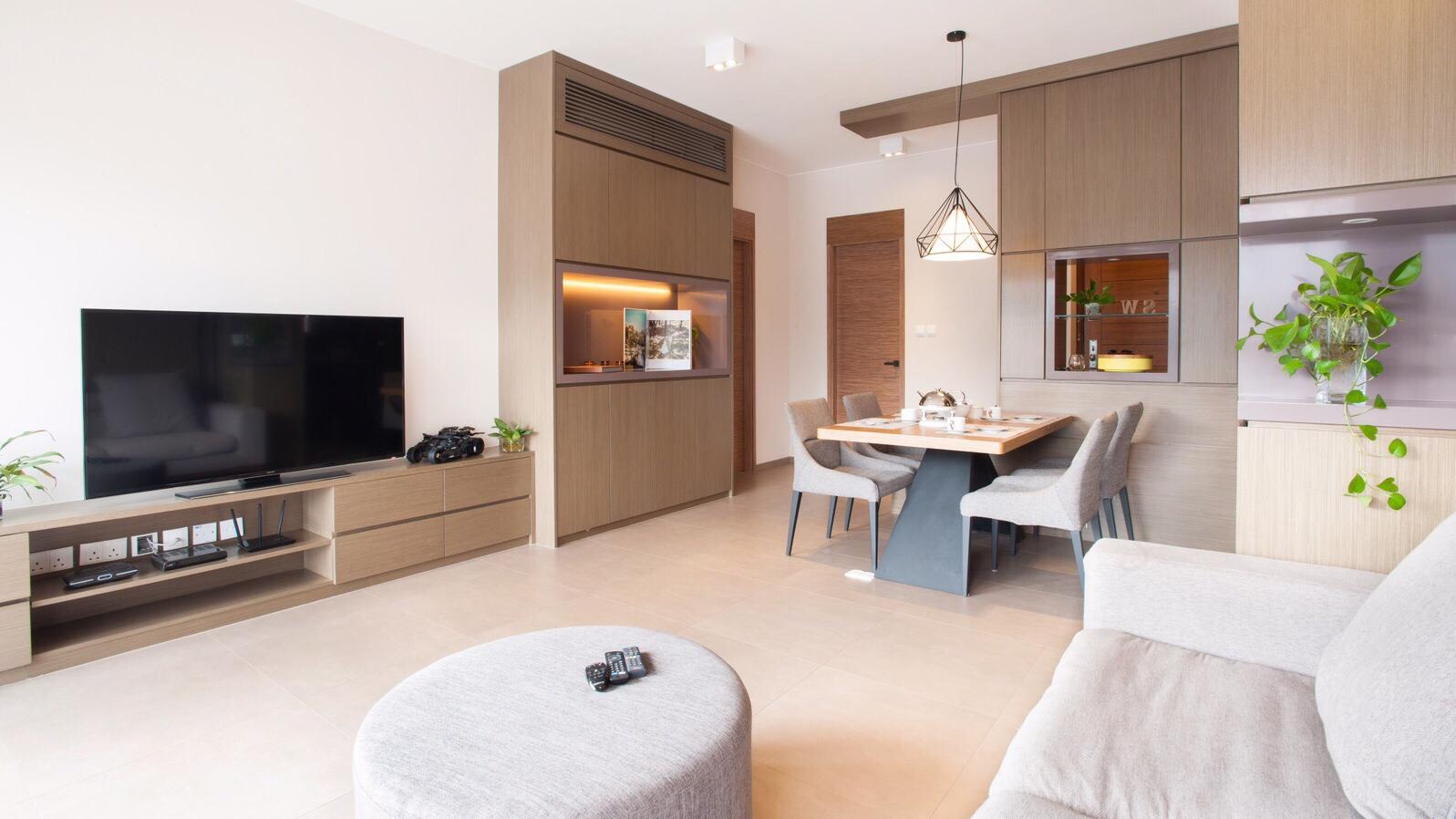 以木色為主調的大廳，裝修有品味具格調。