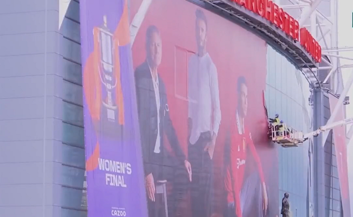 奧脫福球場除下有C朗的新廣告。(影片截圖)