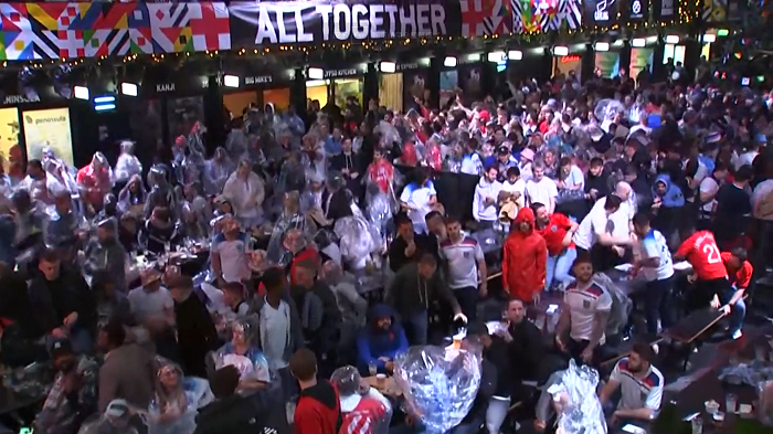 球迷對英格蘭的失望，賽後用杯來發洩。(影片截圖)