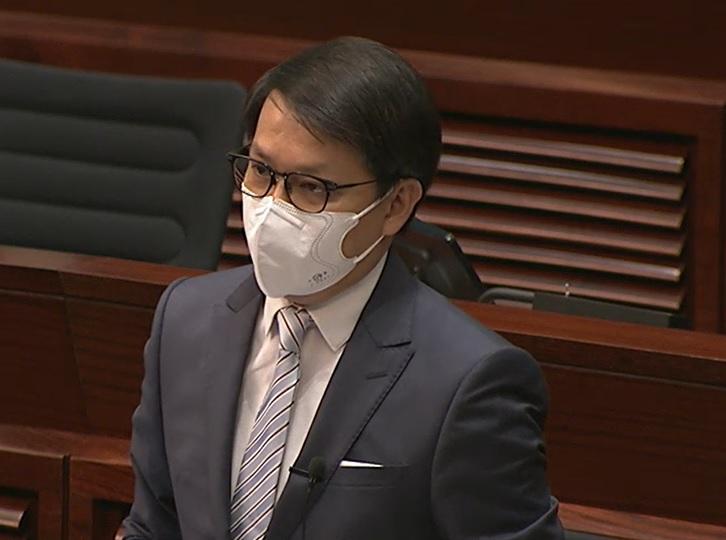 陳克勤在立法會提問，兩電會否採購俄羅斯原油以減電費壓力。(直播截圖)