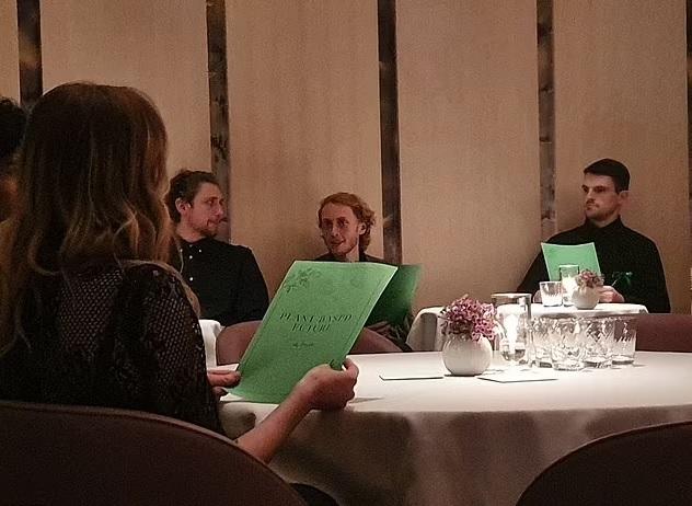 示威者展示他們的自製菜單。(互聯網)