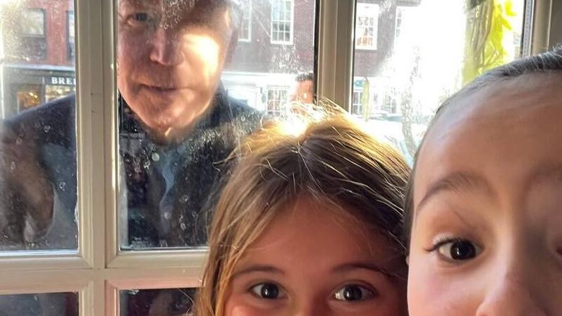 有網民嘲笑這張拜登與女孩的自拍照「詭異」。(互聯網)